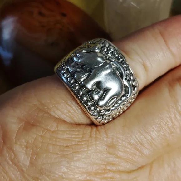 BOLD & WIDE, ELEPHANT MOTIF, STERLING RING WITH TEXTURED  DESIGN. SIZE 7 - Picture 3 of 10